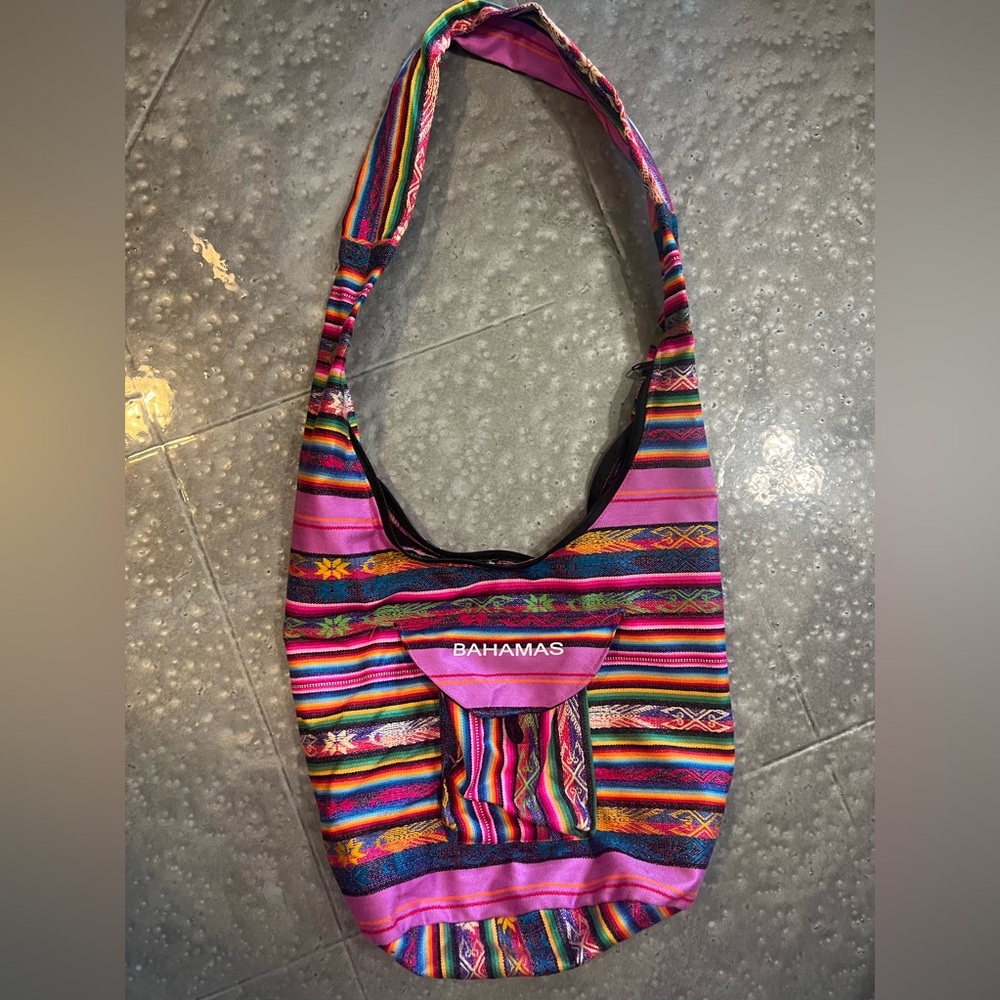 Beautiful multi colored shoulder bag for the beach. Excellent condition.